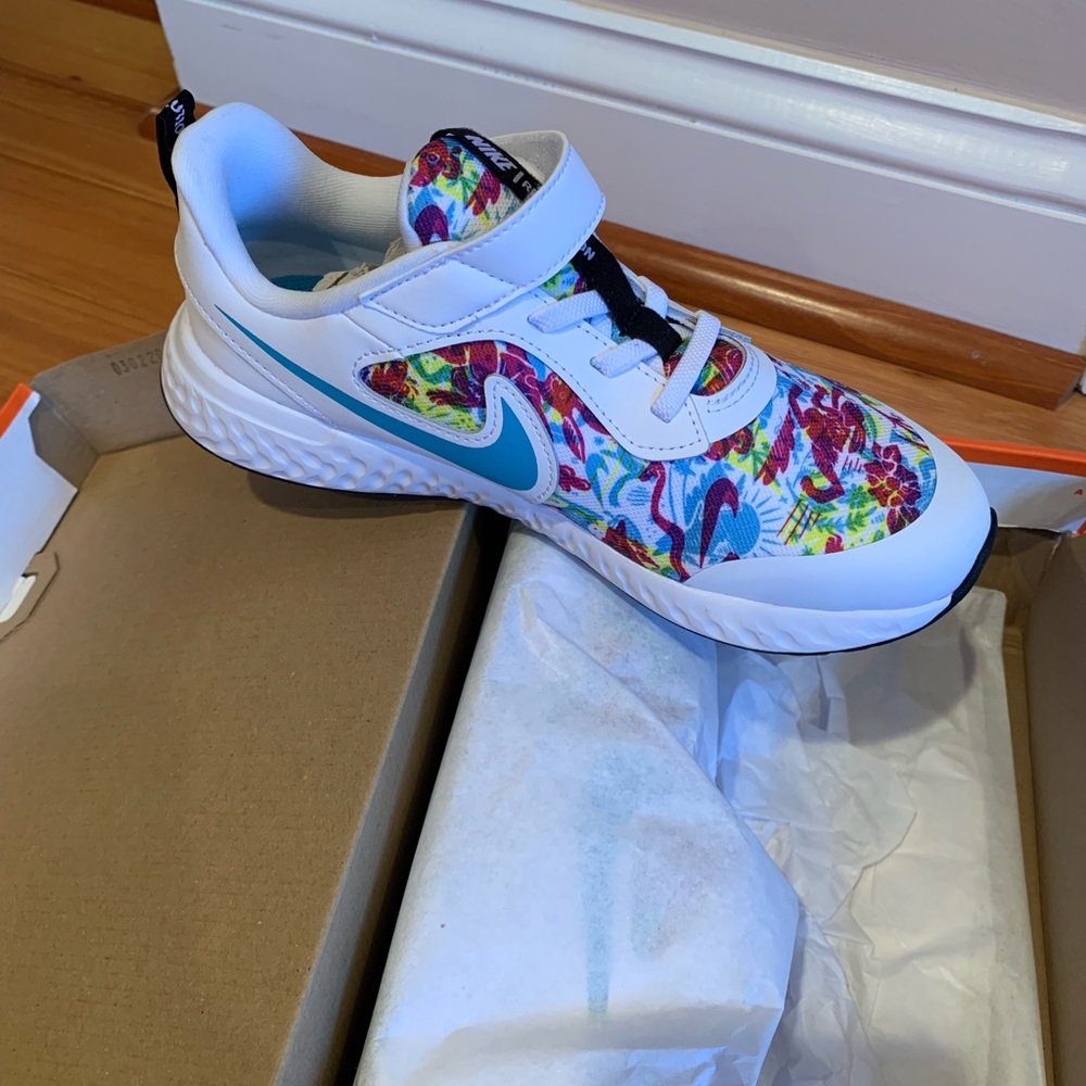 Girls BNIB Nike Revolution 5 Fable Sneaker